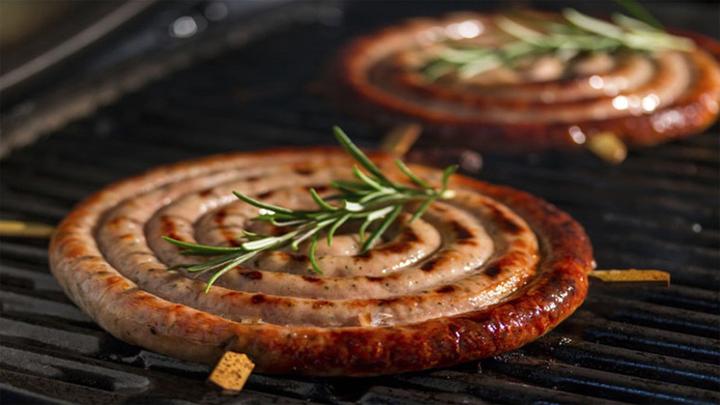 boereworsperi peri chicken通常和奶油以及辛辣的椰子酱一起食用.