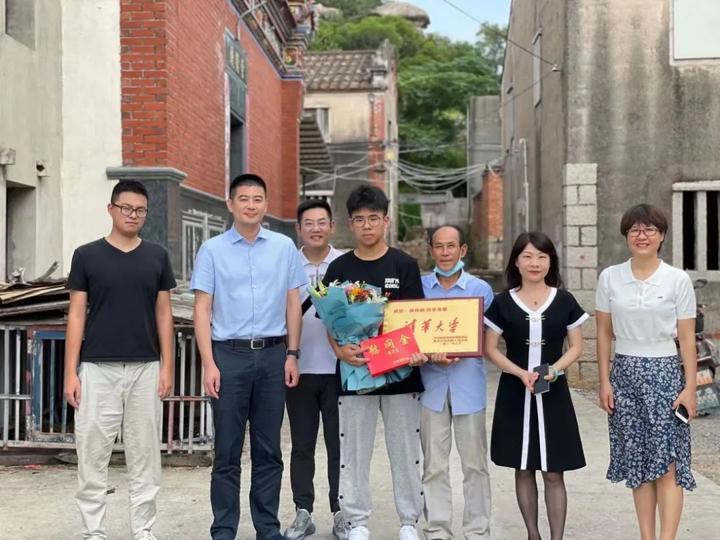 福清这个镇奖励3名考上清华北大学子