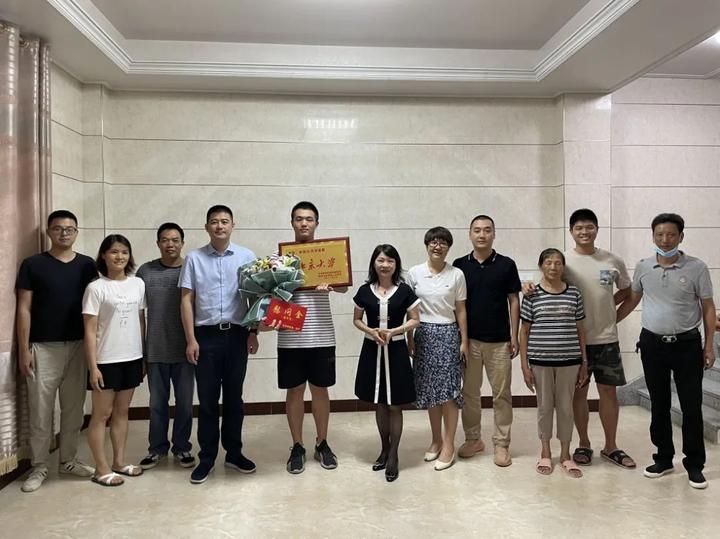 镇主要领导走访慰问了清华大学录取生薛梓桐,北京大学录取生施冠宇,林