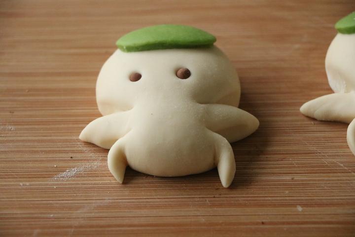 6,取适量黄色面团,搓均匀之后,擀薄,压出自己喜欢的花型