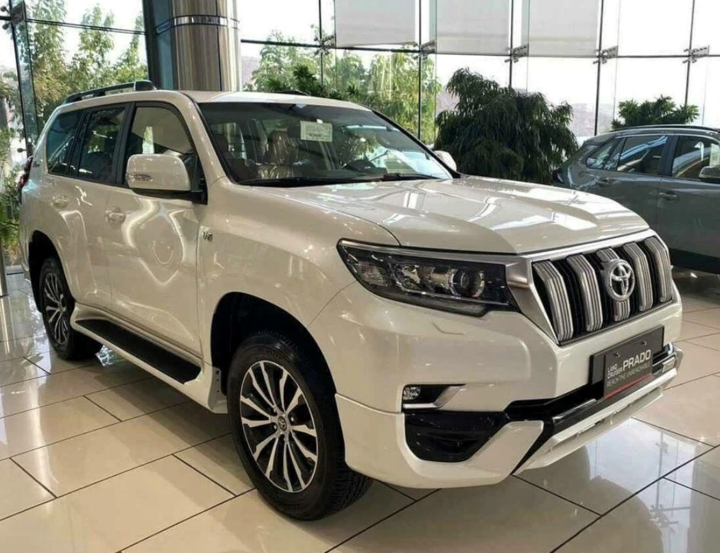 丰田普拉多新车型到店,增专属标识,搭4.0升动力,外观依旧霸气