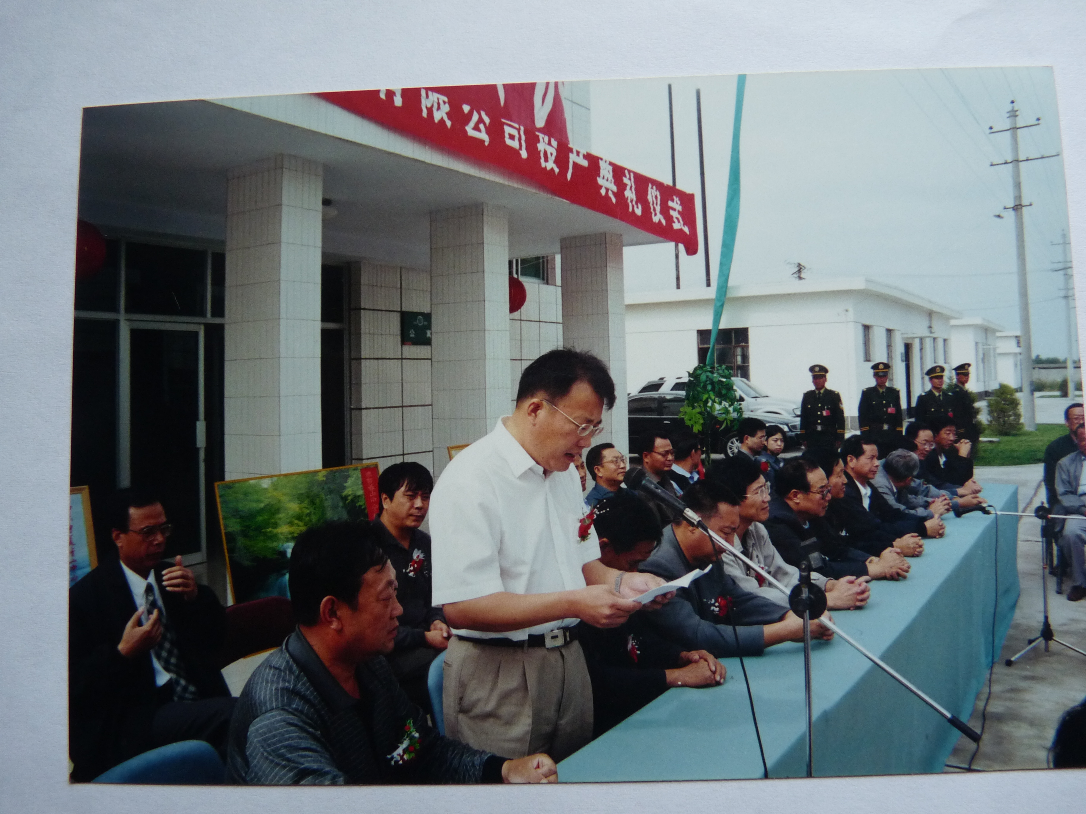 在企业产销两旺国内销售市场一片飘"红"时,宁夏红掌门人张金山却没有"