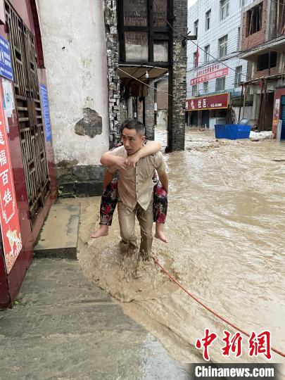 四川大竹遭遇强降雨天气 全县31个乡镇(街道)受灾民众紧急转移