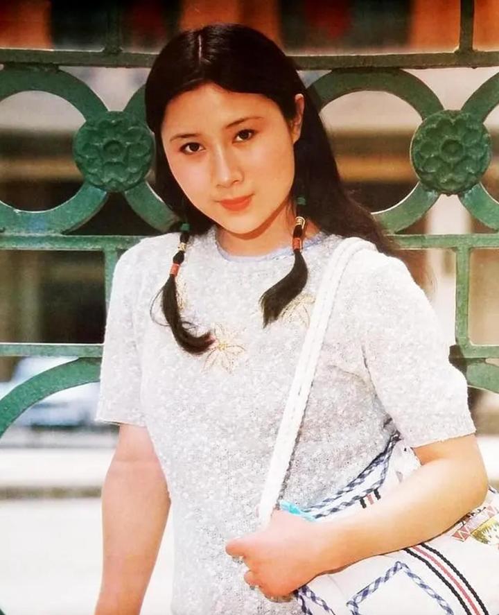 凭《少林寺》爆红,与李连杰传绯闻,牧羊女丁岚为何销声匿迹了?