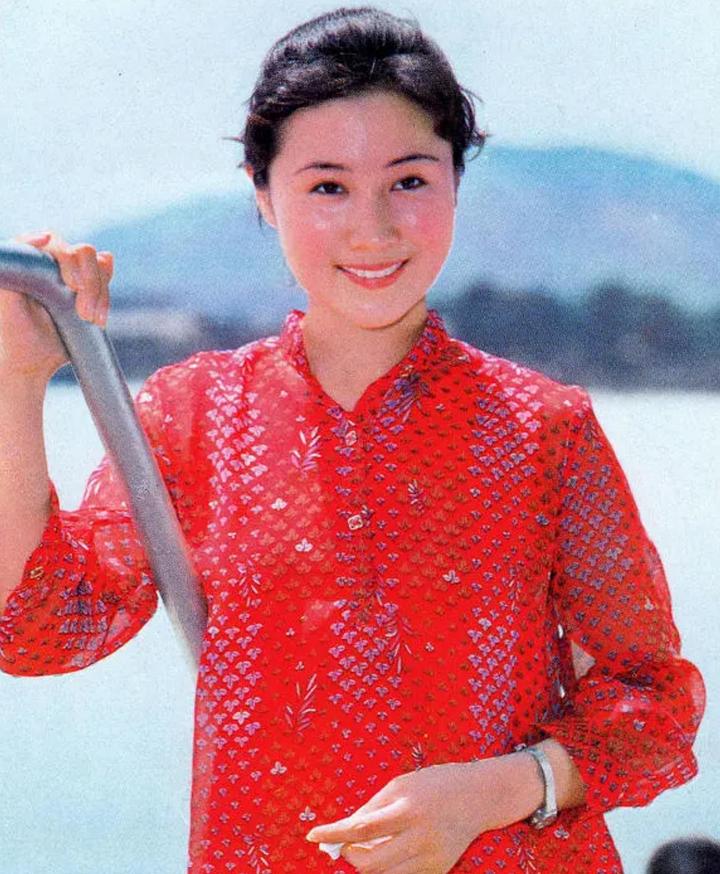 04在丁岚回国的两年前,李连杰和女星利智结婚,而他为了利智在1990年已