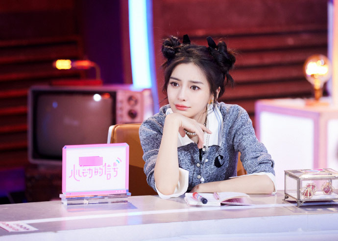 baby录制综艺花絮曝光 扎双马尾青春靓丽