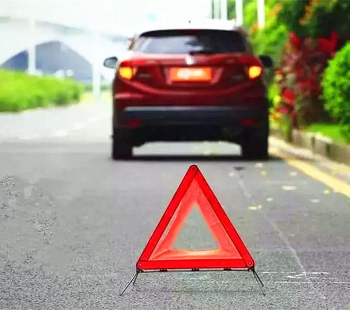 "谢大脚"车祸原因:车撞上两头骆驼,开车时遇到动物如何躲避?