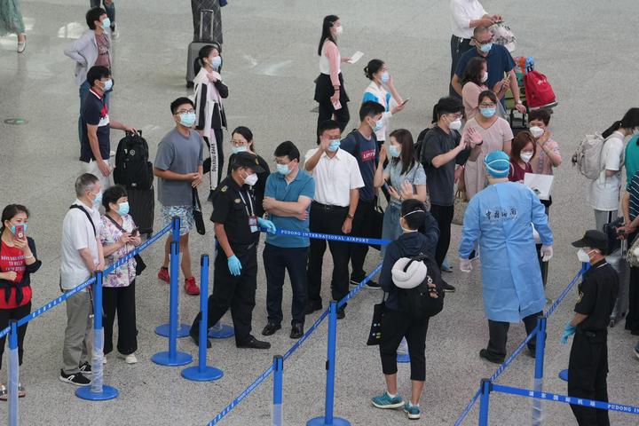上海浦东机场中国留学生集中赴北美开学报到