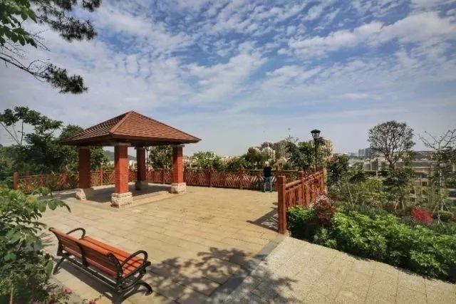 这是一座地道的厦门公园这些细节,让人时刻感受到还有闽南红砖铺就的