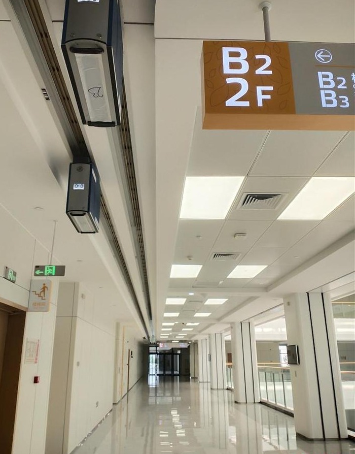 轨道物流"小火车"运载着标本在天花板轨道上飞檐走壁.