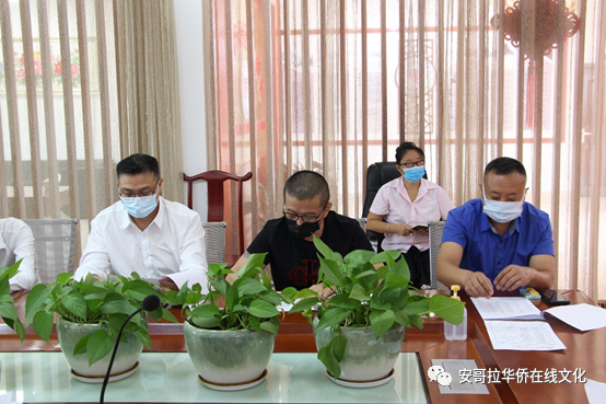 左起:常务副会长翁林祥,吴榕明,副会长周泽群在推选人投票表上认真