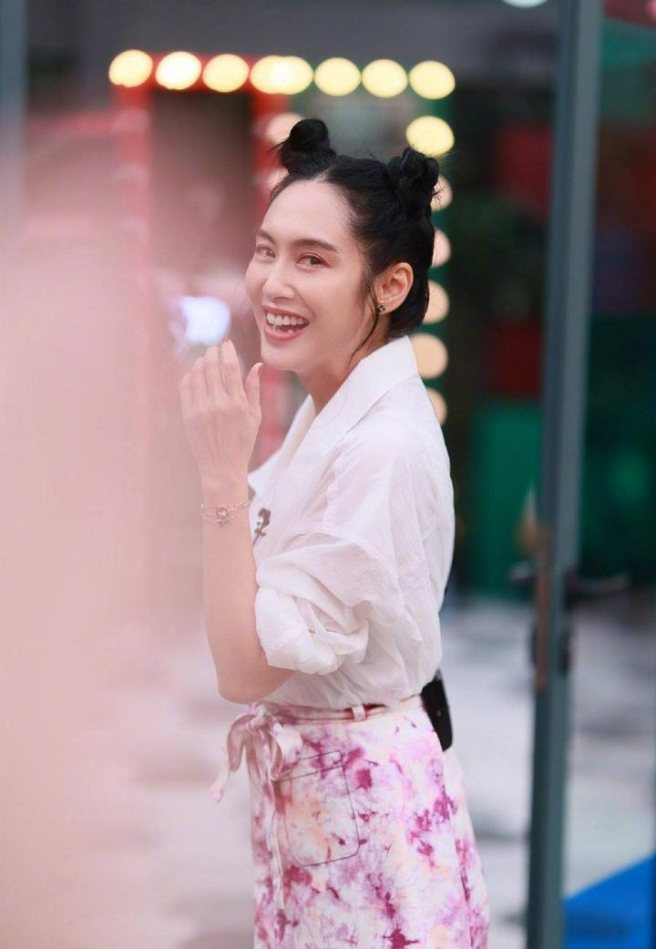 朱茵穿粉色碎花裙 扎双丸子头俏皮可爱_中国大陆_新闻_华人头条