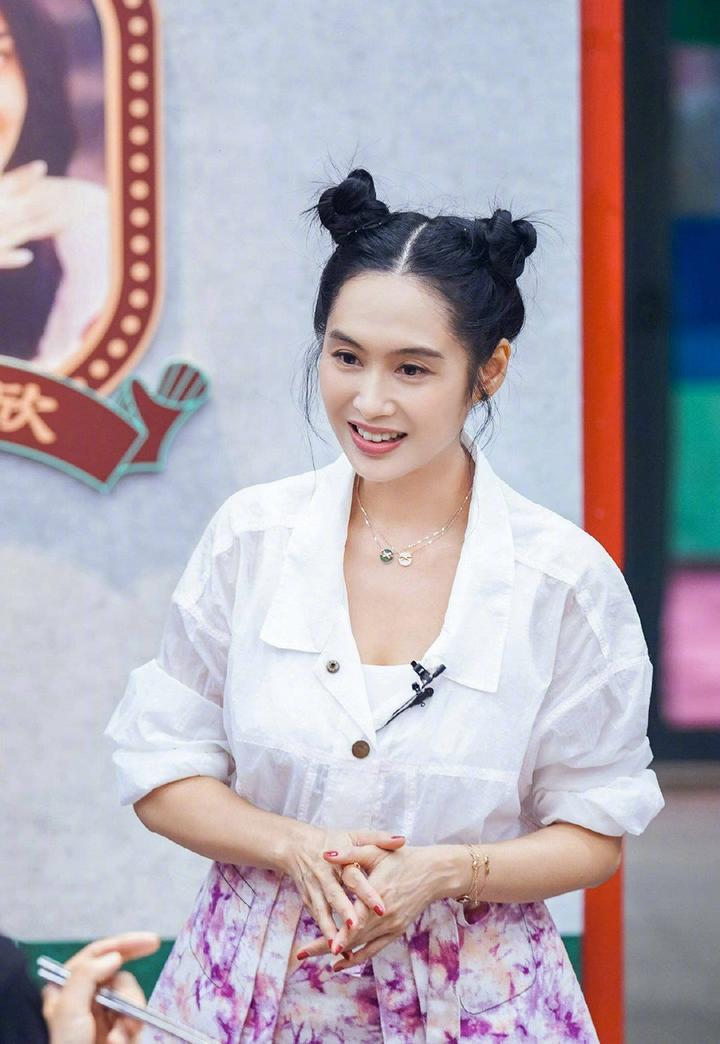 朱茵穿粉色碎花裙 扎双丸子头俏皮可爱_中国大陆_新闻_华人头条