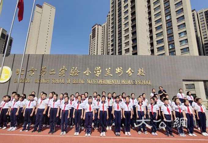 北京实验二小兰州分校的学生齐唱《大豆谣》/郭涛 摄