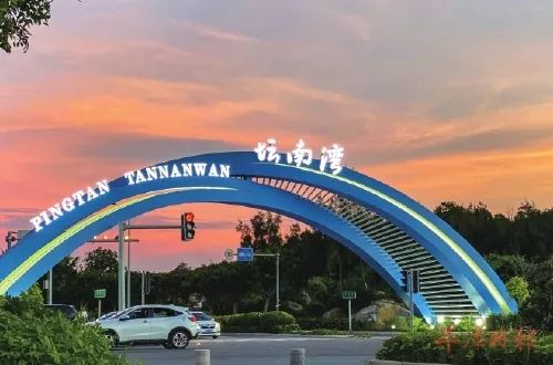 记者郑也摄68海里景区里的卡通汽车模型商铺  融媒体记者陈澜清摄此外