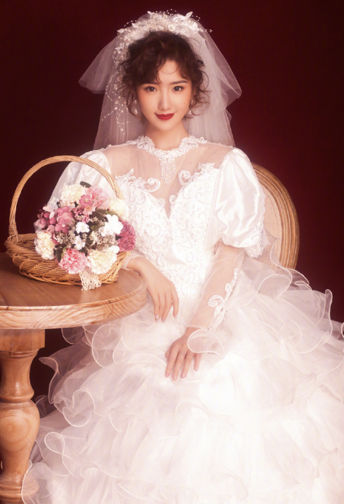 乔家的儿女将收官毛晓彤为三丽拍复古婚纱照画风优雅动人