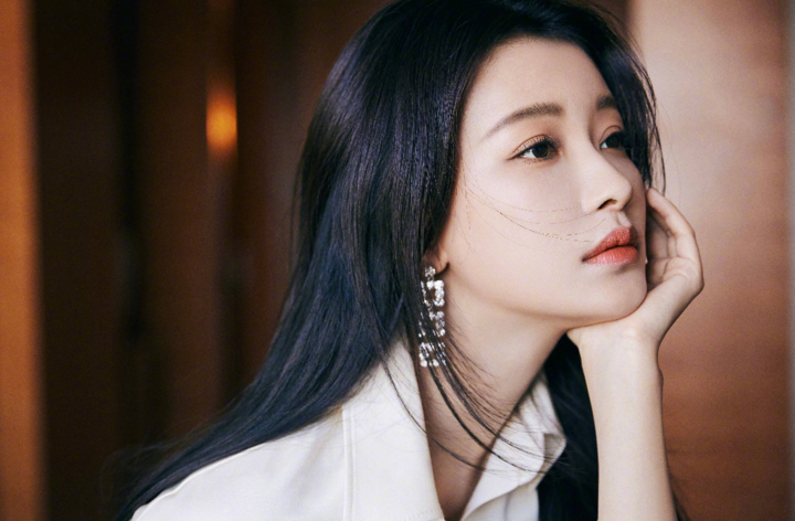 孙怡穿白色裙装俏皮可爱 五官精致颜值超高