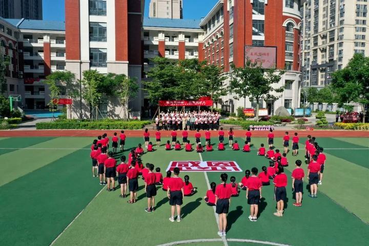 近日,福清市百合小学通过一场别开生面的升旗仪式庆祝教师节