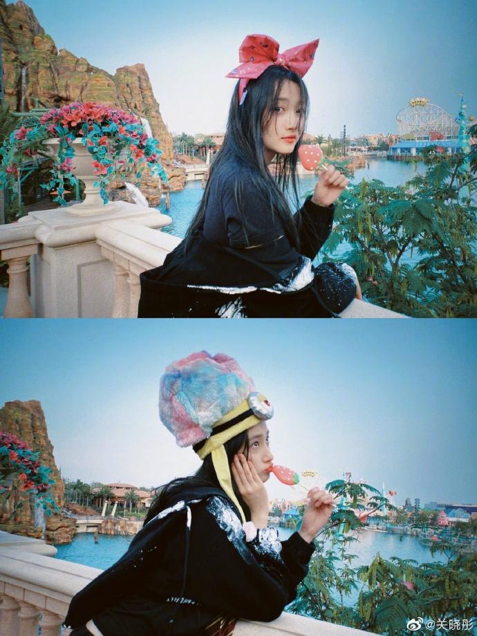 关晓彤晒游玩美照戴粉色蝴蝶结发箍俏皮可爱