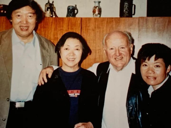 早在2003年,我有幸在萨尔茨堡与著名作家冯骥才和他的夫人顾老师结缘.
