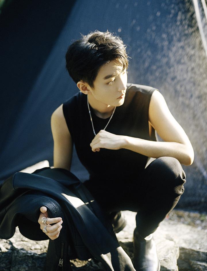 王俊凯最新大片曝光 全黑皮衣造型酷帅不羁