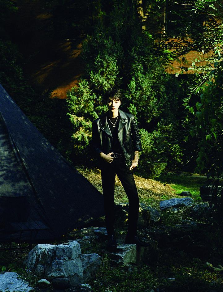 王俊凯最新大片曝光全黑皮衣造型酷帅不羁