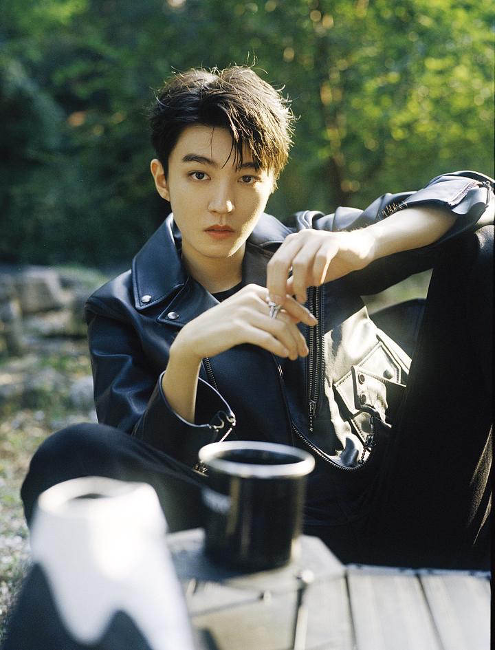 王俊凯最新大片曝光全黑皮衣造型酷帅不羁