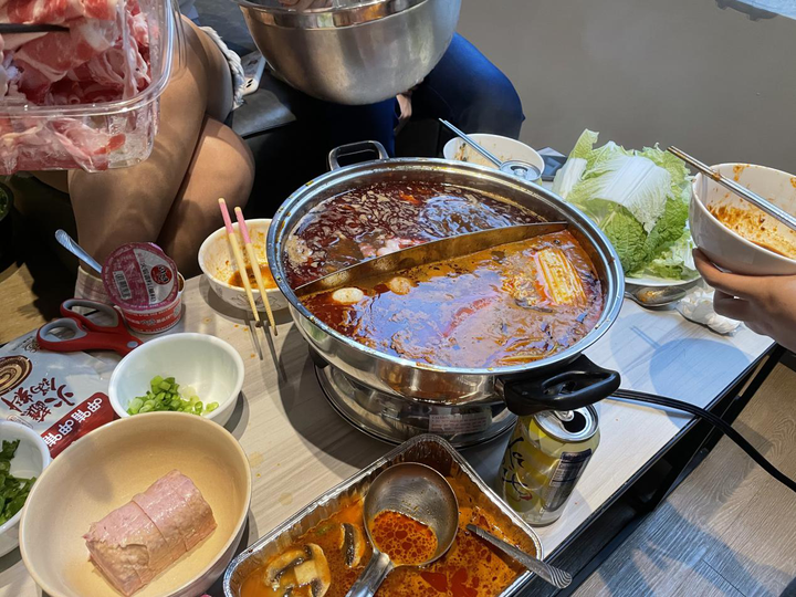 睡莲与朋友们吃火锅庆佳节.