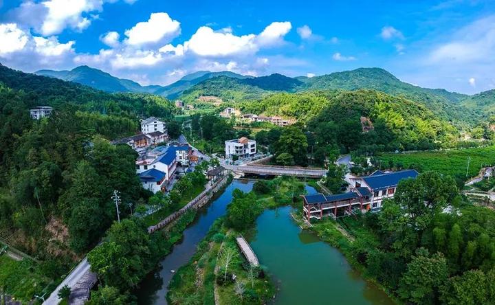 晋安高擎党旗扬风帆自强不息展宏图