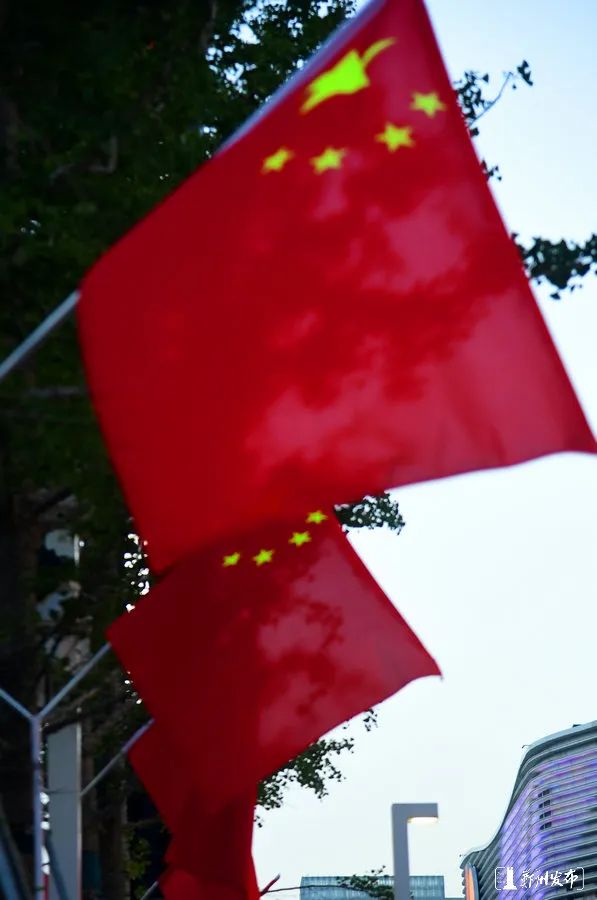 看,郑州街头那一抹红!