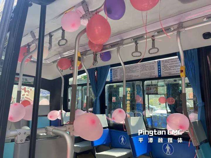 约巴婚车车厢用喜庆的气球精心装饰