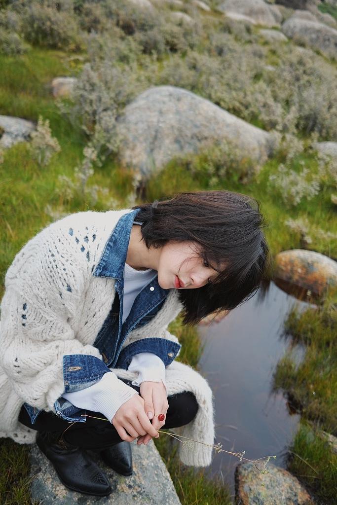 欧阳娜娜户外写真曝光短发造型青春恣意