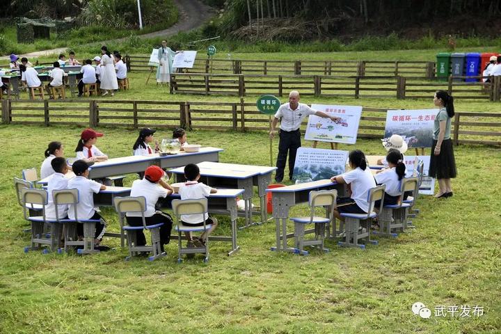 "我们融趣自然研学基地开发了全国首个"碳中和"系列的研学课程,吻们