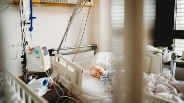 今天,运尸车在克拉约瓦县医院的太平间排起了长队,在过去24小时内,该