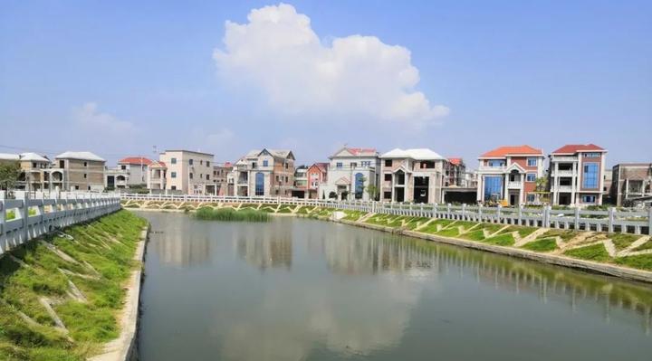 惠安县东桥镇珩海村,有一条清澈的东港溪流从村庄中内部向海边延伸