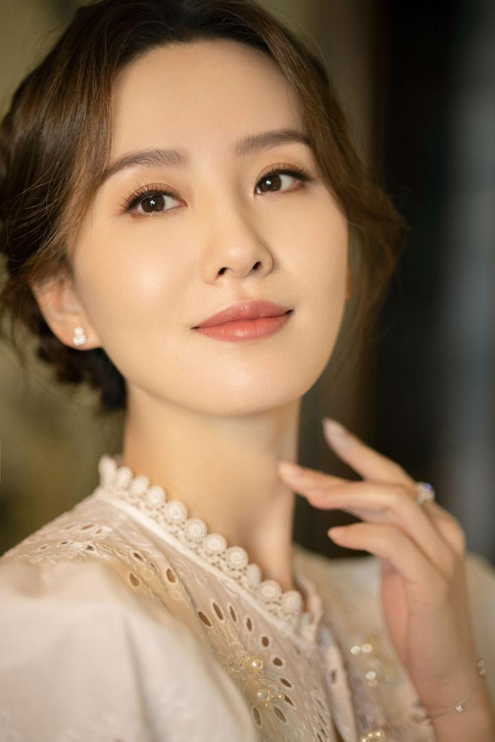 刘诗诗穿白色镂空连衣裙盘发造型优雅贵气