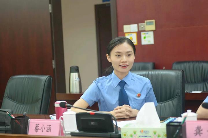 蔡小涵表示,要培养对工作的热情和兴趣,沉下心提高工作韧性和耐力,要