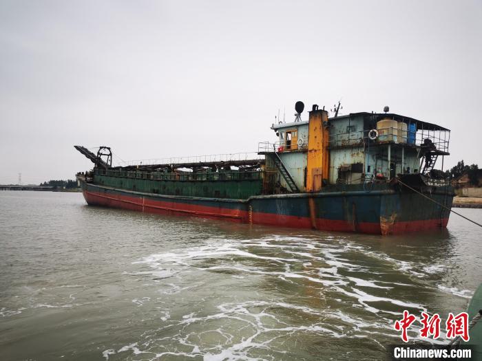 福州海警查获1艘千吨级非法采砂船