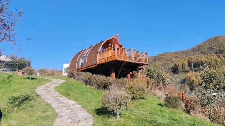 在夹皮沟外的钱湾村4组是一片民宿区,这里几乎家家户户都在经营民宿