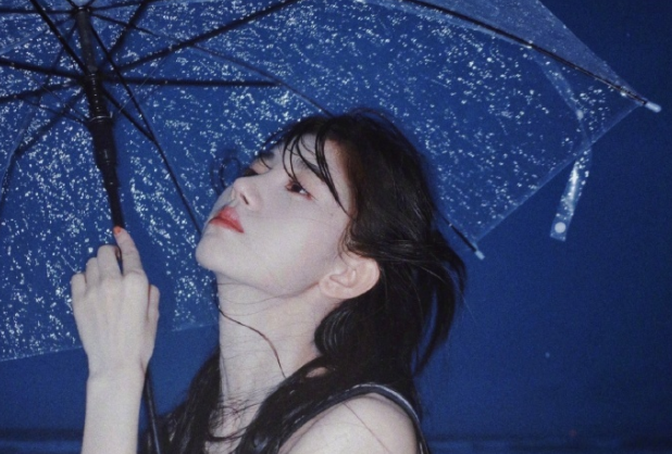 鞠婧祎最新写真曝光海边撑伞氛围感满满