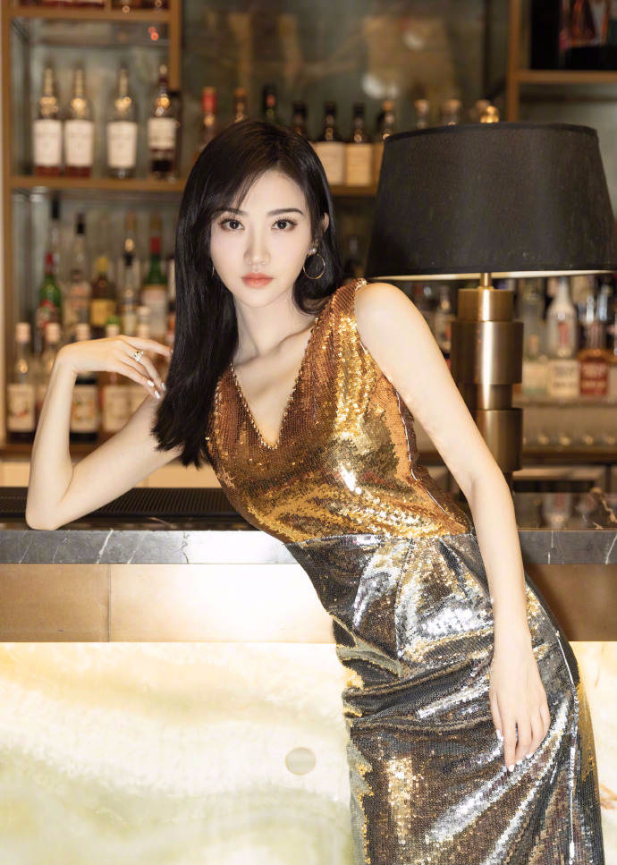 景甜最新大片曝光一袭深v鎏金亮片裙优雅贵气