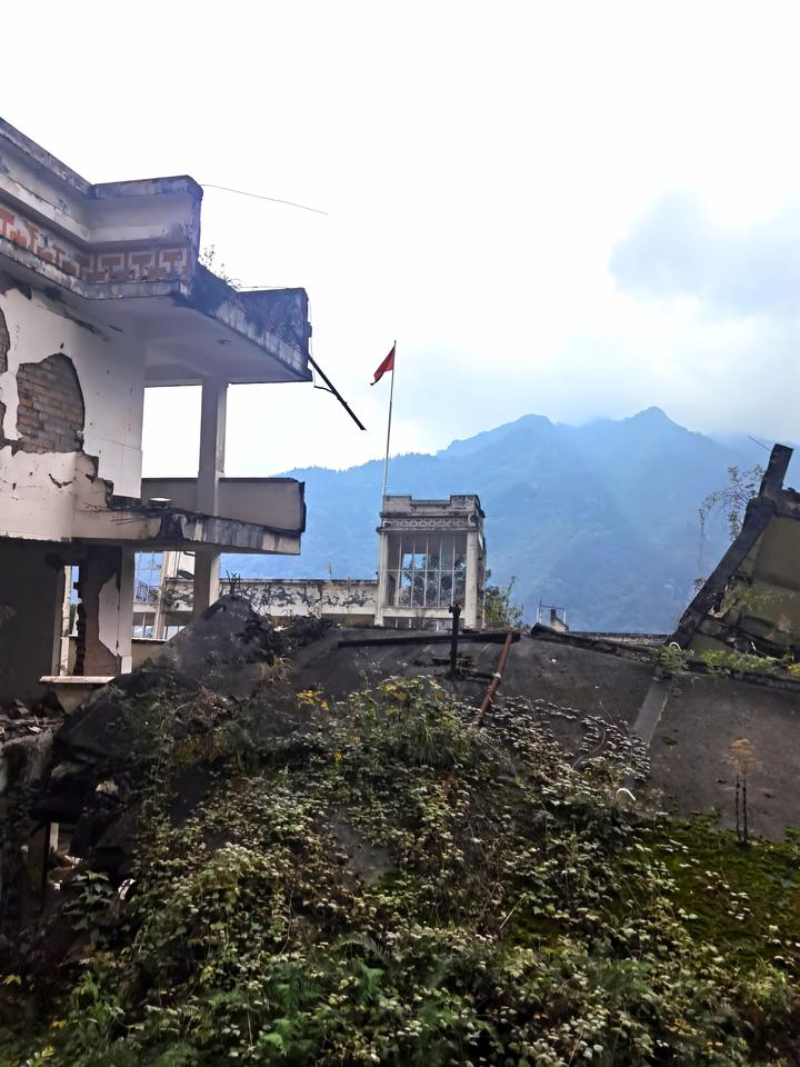 海外华文媒体走进四川汶川特大地震漩口中学遗址