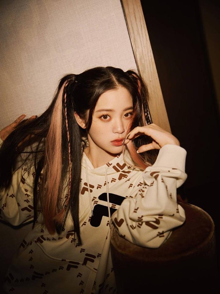 欧阳娜娜最新写真曝光粉色挑染双马尾造型甜美俏皮