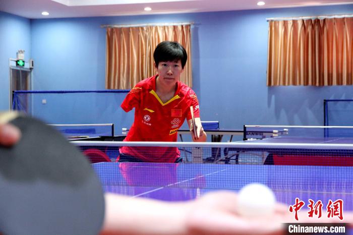 90后独臂退役女运动员带乒乓球看世界诠释公益人生
