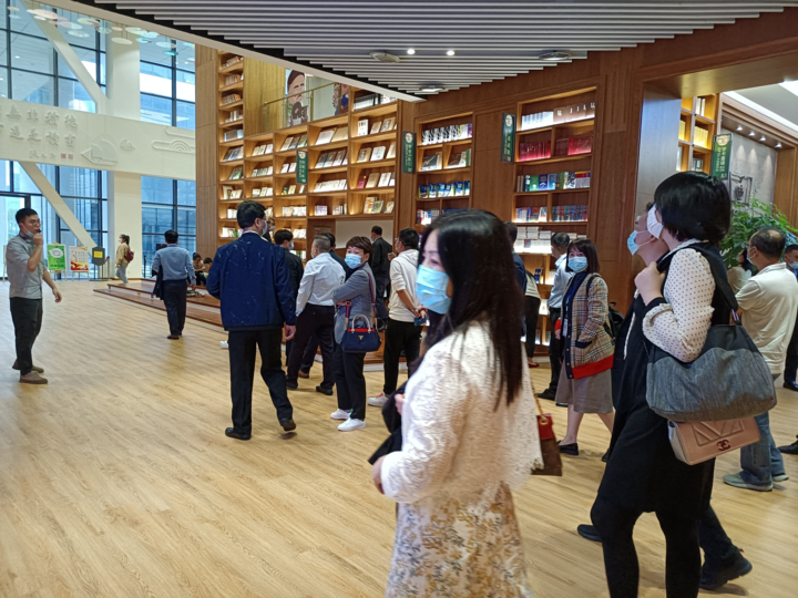 来宾们参访了滨海新城规划展示馆,商务印书馆福州分馆,数字福建云计算