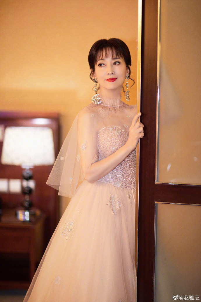 赵雅芝分享九宫格写真一袭粉色星光长裙优雅大气