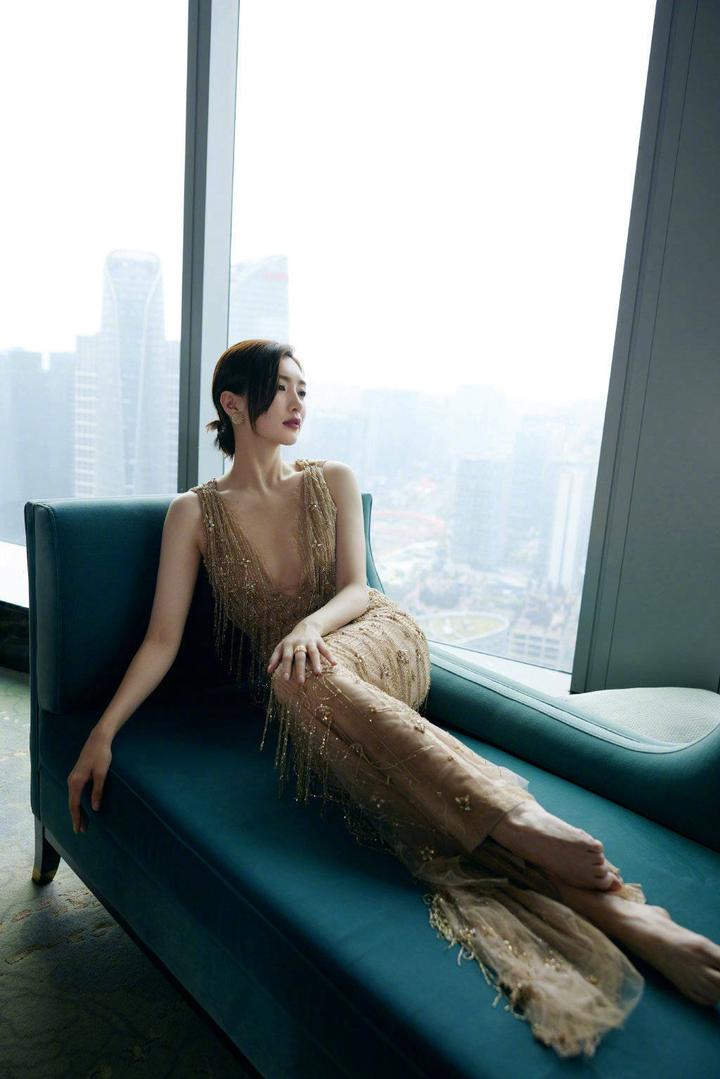 江疏影穿金色深v流苏裙侧颜精致优雅迷人