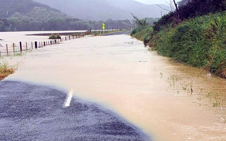 吉斯伯恩周围的地表洪水已经关闭了许多道路.