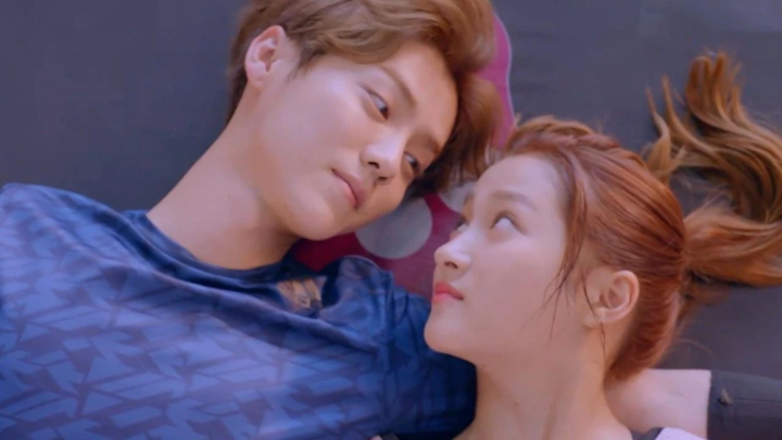 好事将近鹿晗关晓彤穿黑白情侣装同框网友期待一场世纪婚礼