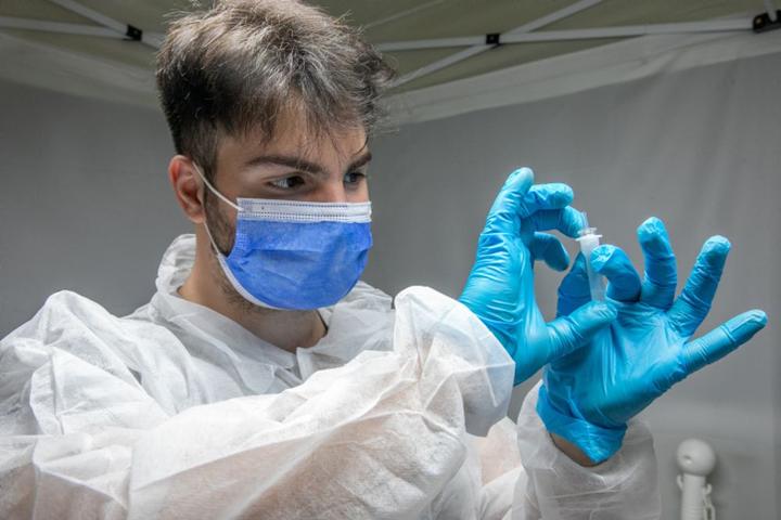 2021 年 10 月 17 日,一名工人在以色列洛德的红大卫盾会测试中心进行